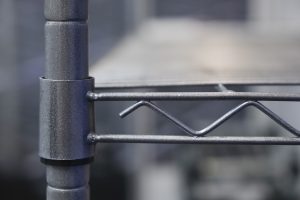 Prateleiras aramadas e soluções de armazenamento.​